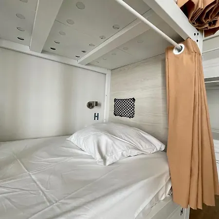 Georges Hostel&café *