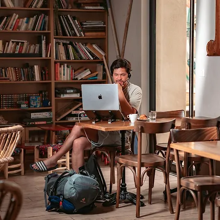 Georges Hostel&café Hotel *