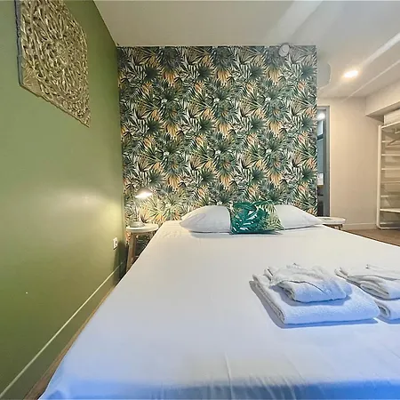 Georges Hostel&café Hotel *