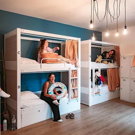 Georges Hostel&café