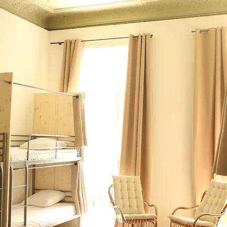 Georges Hostel&café