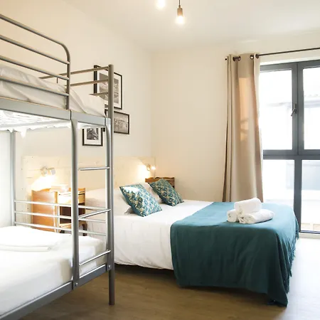 Georges Hostel&café Hotel *