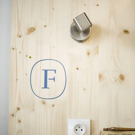 Georges Hostel&café *