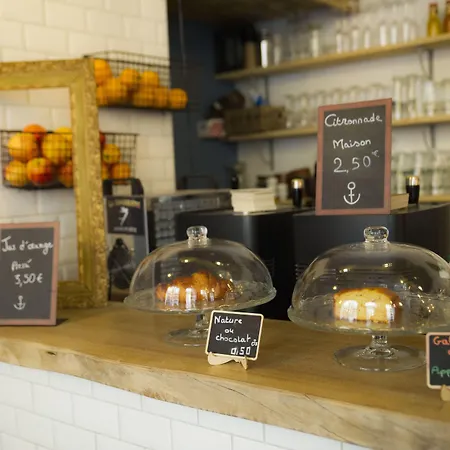 Georges Hostel&café