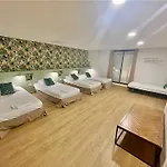 Georges Hostel&café Hotel *