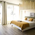 Georges & Cafe Hotel