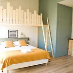 Georges Hostel&café *