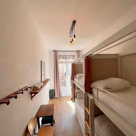 Georges Hostel&café