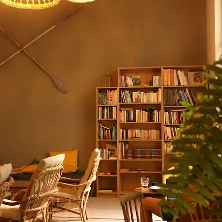 Georges & Cafe Hotel