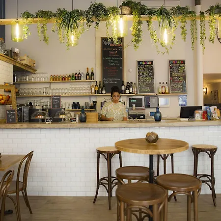 Georges Hostel&café * Sète