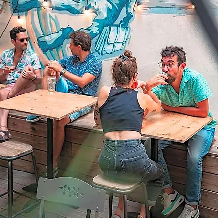 מלון Georges & Cafe *