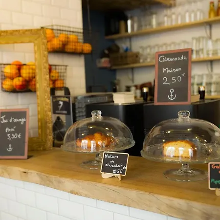 Georges Hostel&café *
